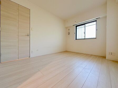 窓から自然光を取り込む、穏やかな雰囲気の洋室です。独立性があり、家族それぞれのプライベートな時間を大切にできる空間。寝室や子ども部屋、趣味を楽しむお部屋など、暮らしに合わせて活用できます。