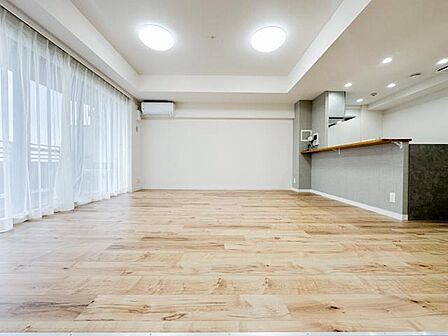 約20帖の広々としたLDK。折り上げ天井が開放感を演出し、ご家族が自然と集まる心地よい空間です。隣接する洋室と一体利用すれば、さらにゆとりある住空間としてお使いいただけます。