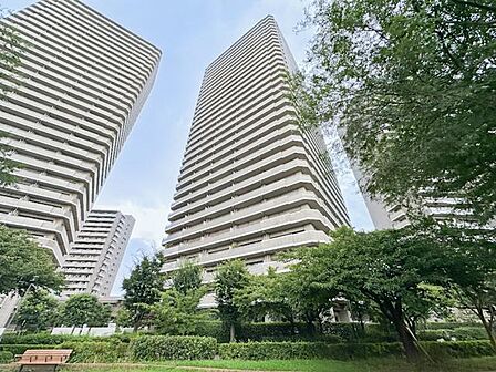 堂々とした佇まいが街並みに映える大規模タワーレジデンス。 豊かな植栽に囲まれた敷地は四季の彩りを感じられる住環境を演出します。管理体制も良好で、共用部まで美しく保たれた、安心感と上質さを兼ね備えたマン