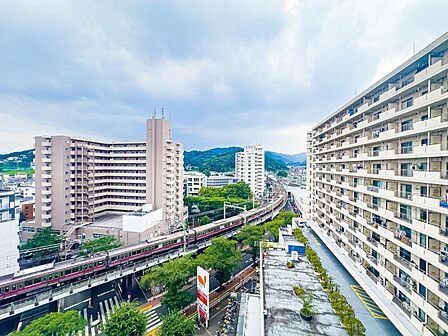 マンションの廊下からのお写真です。10階ならではの、開放的で爽快な眺望が臨めます。2026/7/31撮影