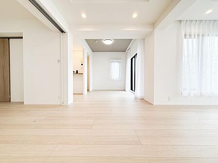 19帖の広々としたリビング。広さと光が同時に感じられる場所。子どもが走り回っても、大きなクッションを並べて映画を観ても、余白がたっぷり残る。日々の「今日の気分」を受け止めます。