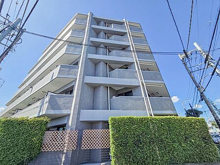 存在感のある外観が特徴のマンション。落ち着いたデザインとしっかりとした構造が安心感をもたらし、住まいとしての信頼性が感じられる美しい造りです。