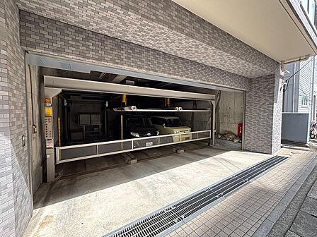 マンション敷地内にカースペースを完備。※最新の空き状況は、管理会社等にご確認させて頂きます。