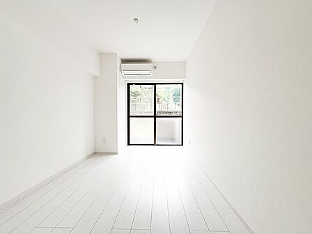 窓から光がたっぷりと差し込む明るい洋室。清々しい空間で、ゆったりと心安らぐ時間をお過ごしください。