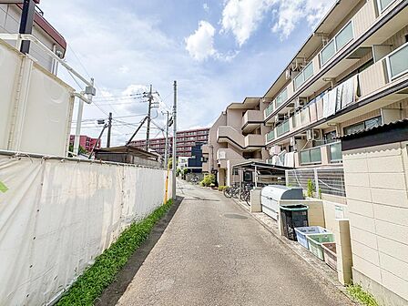 落ち着いた閑静な住宅街に位置する住まいです。静かで穏やかな環境が、毎日の生活に安らぎと快適さをもたらします。