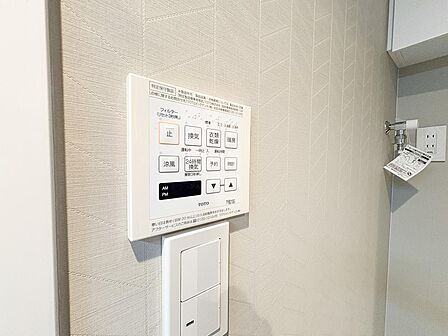 浴室乾燥機が備わり、天気を気にせず洗濯物を干せる便利な住まい。雨の日や花粉の多い季節も室内干しができるため、外出の多い方や小さなお子様がいるご家庭にもおすすめです。浴室のカビ対策にも役立ちます。