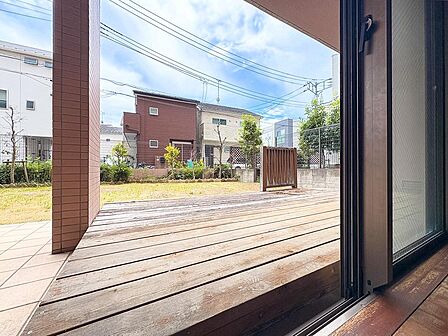 広々と足を伸ばせるテラス。夏の夕方に椅子を出して過ごしたり、朝の光の中で本を読んだり、日常の外時間が自然と増えていく空間です。
