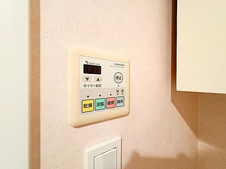 雨の日でも洗濯物の行き場に困らない乾燥機能。梅雨時や花粉の季節に活躍するので、洗濯のリズムが天気に左右されにくくなります。