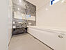 浴室：高さを好きに調整できるスライド式シャワーや、換気や採光に優れた窓を配置。一日の疲れを癒せる空間です。