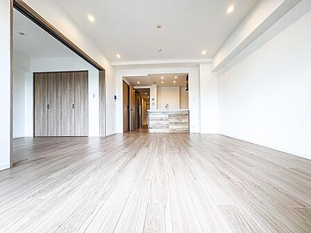 光が降り注ぐ広々としたリビングは、家族の笑顔が自然と集まる場所。木のぬくもりを感じる床で、毎日を心地よく。