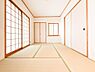 寝室：趣ある和室は、畳の香りとやわらかな空気が心を落ち着かせてくれる空間です。来客時のゲストルームとしても、家族のくつろぎの場としても活用できます。