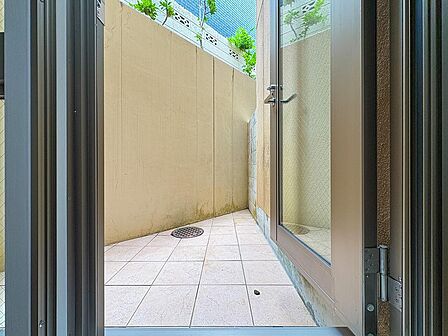 テラスが備わった住まいで、室内からスムーズに出られる開放的な空間が特徴。おしゃれなアウトドアリビングとしても活用でき、暮らしにゆとりと豊かさをもたらしてくれます。
