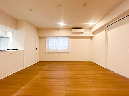 温もりあふれるナチュラル空間。対面キッチンからリビング全体が見渡せ、家族の会話も弾みます。