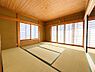 子供部屋：木のぬくもりを感じる天井と、い草の香りが心地よい和室。お子様の遊び場や家族のくつろぎの場として、心安らぐ時間をお過ごしいただけます。