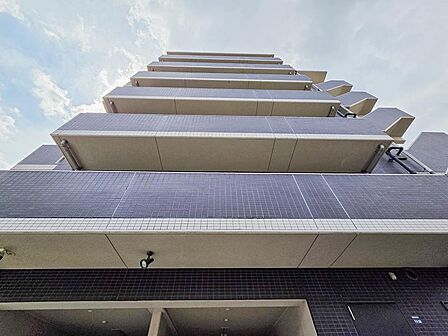 存在感のある外観が特徴のマンション。落ち着いたデザインとしっかりとした構造が安心感をもたらし、住まいとしての信頼性が感じられる美しい造りです。