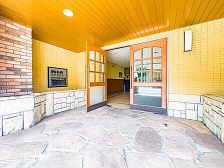 「牛浜」駅から徒歩約4分の利便性に優れたマンション。コンビニ・スーパーが近く暮らしやすい立地です。2026/8/20撮影