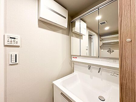 脱衣所に完備された三面鏡の洗面化粧台。朝の身支度や入浴前後に全身を確認することができる為、ストレスなく快適に使用できます。