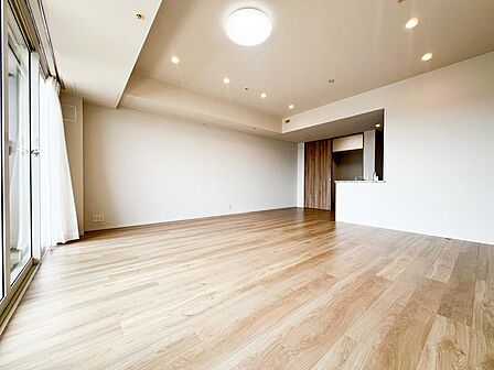 木の温もりが感じられるナチュラルなフローリング仕様。対面式キッチンから会話が弾み、家族やゲストとの空間を快適に繋ぎます。