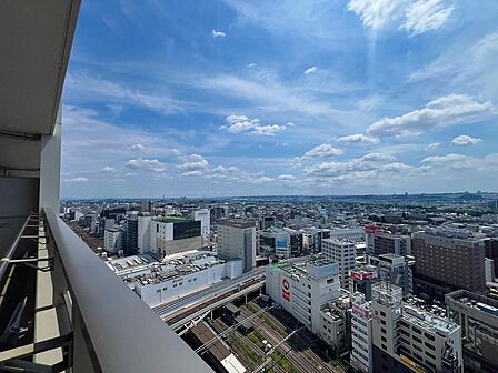 19階高層階ならではの広大なパノラマビュー。どこまでも続く青空と澄み切った開放感を日々実感していただけます。爽やかな陽光が差し込む心地よい空間です。