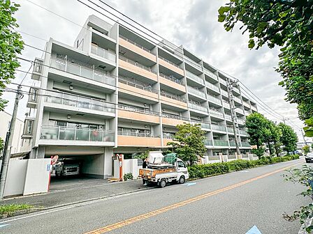 「緑豊かな街路樹沿いに佇む大規模マンション」三菱地所旧分譲×鹿島建設施工の重厚感ある7階建。南向きで日当たり良好な70平米の3LDK。最長20年のアフターサービス保証付きリフォーム物件です。