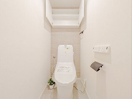 上部にトイレットペーパーや清掃用品をスッキリと収納できる吊戸棚を完備したスマートなトイレです。