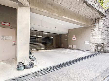 敷地内駐車場は、雨の日や荷物が多い日も安心です。お子様との外出や買い物の際もスムーズに乗り降りでき、家族のカーライフを快適にサポートします。
