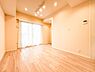 室内：明るい木調フロアが魅力的。温もりあるライトに包まれた約7.5帖の快適な空間。