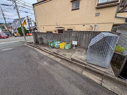 毎日のゴミ出しもスムーズに。物件近くに設けられた清潔な集積所は、子育て世帯の家事効率を考えた嬉しいポイントです。