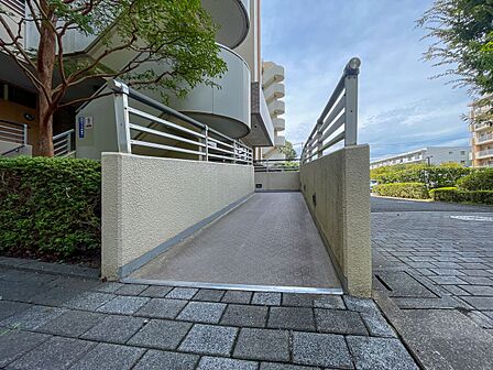 ベビーカーや車椅子でもスムーズに移動できる、手すり付きの緩やかなバリアフリースロープ。