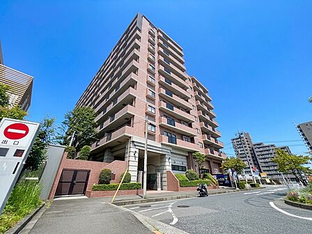 大規模コミュニティならではの魅力が詰まったマンション。共用施設や広場が充実しており、住民同士の交流が自然と生まれ、暮らしに彩りを添えてくれます。心地よい日常が広がる住環境です。