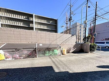 「敷地内ゴミ置き場」 荒らされにくいカバー付きゴミ置き場。綺麗に管理されていて衛生面も安心。