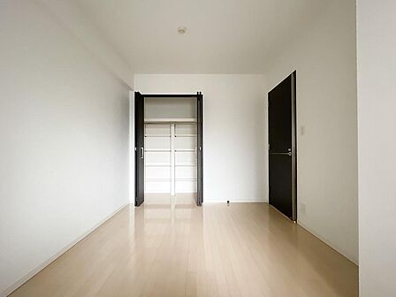 可動棚付きのクローゼットを備えた洋室。衣類だけでなく小物や書類もきれいに整理整頓可能です。