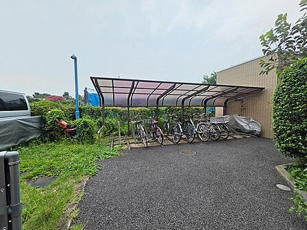 敷地内には屋根付きの駐輪場が設けられており、大切な自転車を雨や日差しから守りやすい環境です。複数台分のスペースが確保され、日常の移動に自転車を利用するご家庭にも使いやすい共用設備となっています。