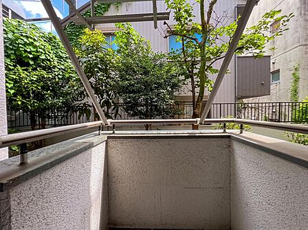 「バルコニーからの眺望」 目の前に豊かな緑が広がる爽やかな景観。四季の移ろいを感じられます。