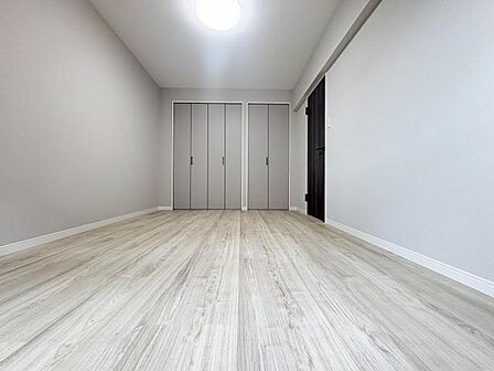 ゆとりある広さの居室は、家具の配置がしやすく使い勝手の良い空間です。採光も良好で、生活スタイルに合わせて自由にレイアウトできます。