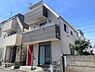 外観：2010年築の3階建住宅を斜めから捉えた外観です。2階・3階にバルコニーを備え、側面にも複数の窓を配置しています。建物の奥行きや高さ、各階の構成まで確認しやすく、三層住宅ならではの存在感が伝わります。
