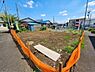 外観：建築予定地は周囲に低層住宅が広がる落ち着いた住環境です。敷地は道路に面しており、建物完成前の周辺環境や道路との位置関係、敷地の広がりなどをご覧いただけます。これから新築住宅の建築が進められる予定です。