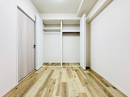 洋室にはクローゼットを完備しています。お洋服や荷物を収納でき、居住空間を広く使えます。