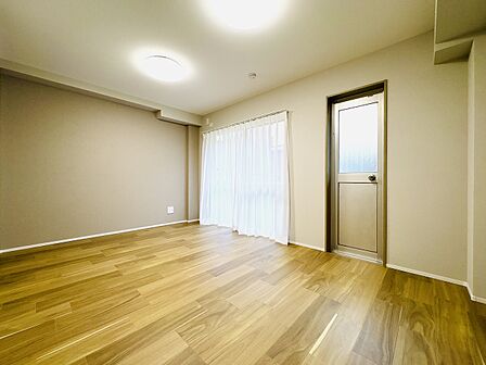 1階部分ならではの専用庭へ出られる扉付き。外との繋がりを感じられる開放的なお部屋です。