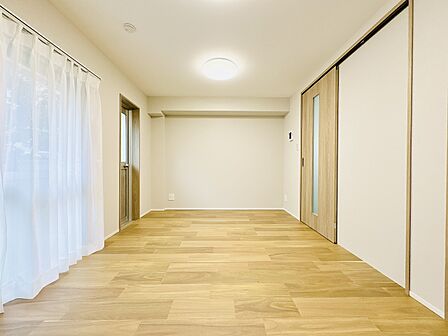 約6.5帖のLD。2026年9月に内装リフォームが完成し、新築のように綺麗な空間です。