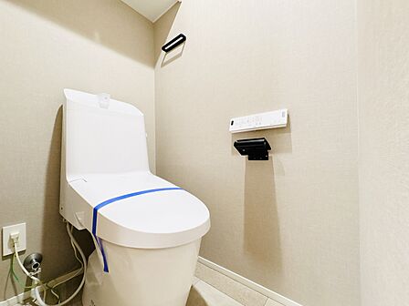 新規交換済みのトイレ。温水洗浄便座付きで毎日快適です。フロアタイルも張り替えられています。