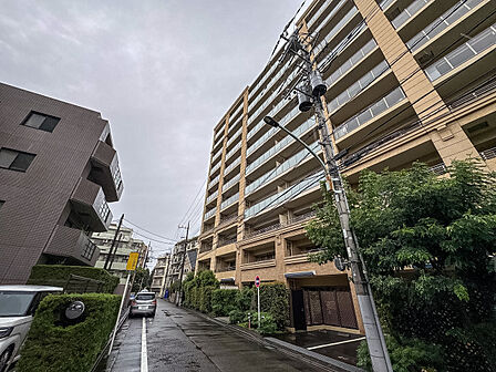 前面道路の幅員や歩道の有無など、お子様の通学路の安全性も含めて現地で詳しくご説明させていただきます