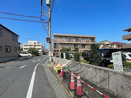 スタイリッシュで洗練された外観が、毎日帰宅するのを楽しみにさせてくれます。上質なデザインが目を引き、住む人にも訪れる人にも好印象を与える美しい佇まいが魅力です。