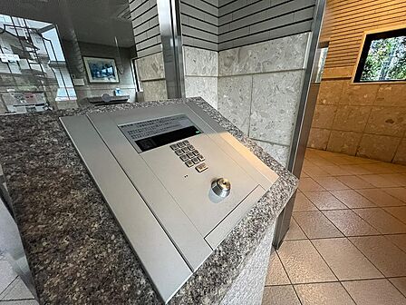 オートロック付きのエントランスで、住まいのセキュリティがしっかりと確保されています。訪問者の確認ができる安心の設備が、毎日の生活に安全な環境をもたらします。