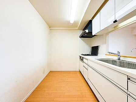この広々としたキッチンで、家族みんなでどんなお料理を楽しみますか。豊富な収納と広い調理スペースが、毎日の家事をスムーズにサポートします。