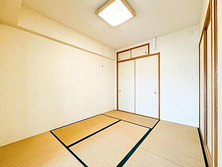 畳の温もりが心地よい和室は、お子様の遊び場や家族のくつろぎ空間にぴったり。収納も完備しており、すっきりとした暮らしが叶います。