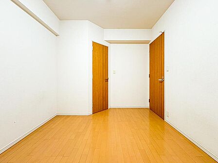 陽光が差し込む明るい室内は、お子様の成長に合わせて子供部屋や書斎など、様々な用途に活用できます。家族のライフスタイルに合わせた空間づくりが叶いますね。