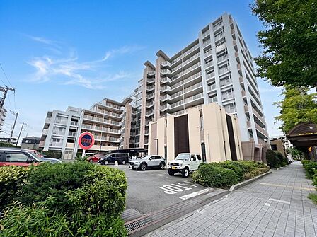 青空に映えるスタイリッシュな外観が魅力のマンションです。広々とした敷地には駐車場も完備され、家族のカーライフを快適にサポートします。