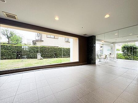 緑豊かな庭を望む、明るく広々としたエントランス。住まう方々が自然と集い、会話が弾む憩いの空間です。
