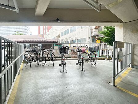 大切な自転車を雨から守る屋根付き駐輪場!手すり囲い付きで安心・安全に管理できます。